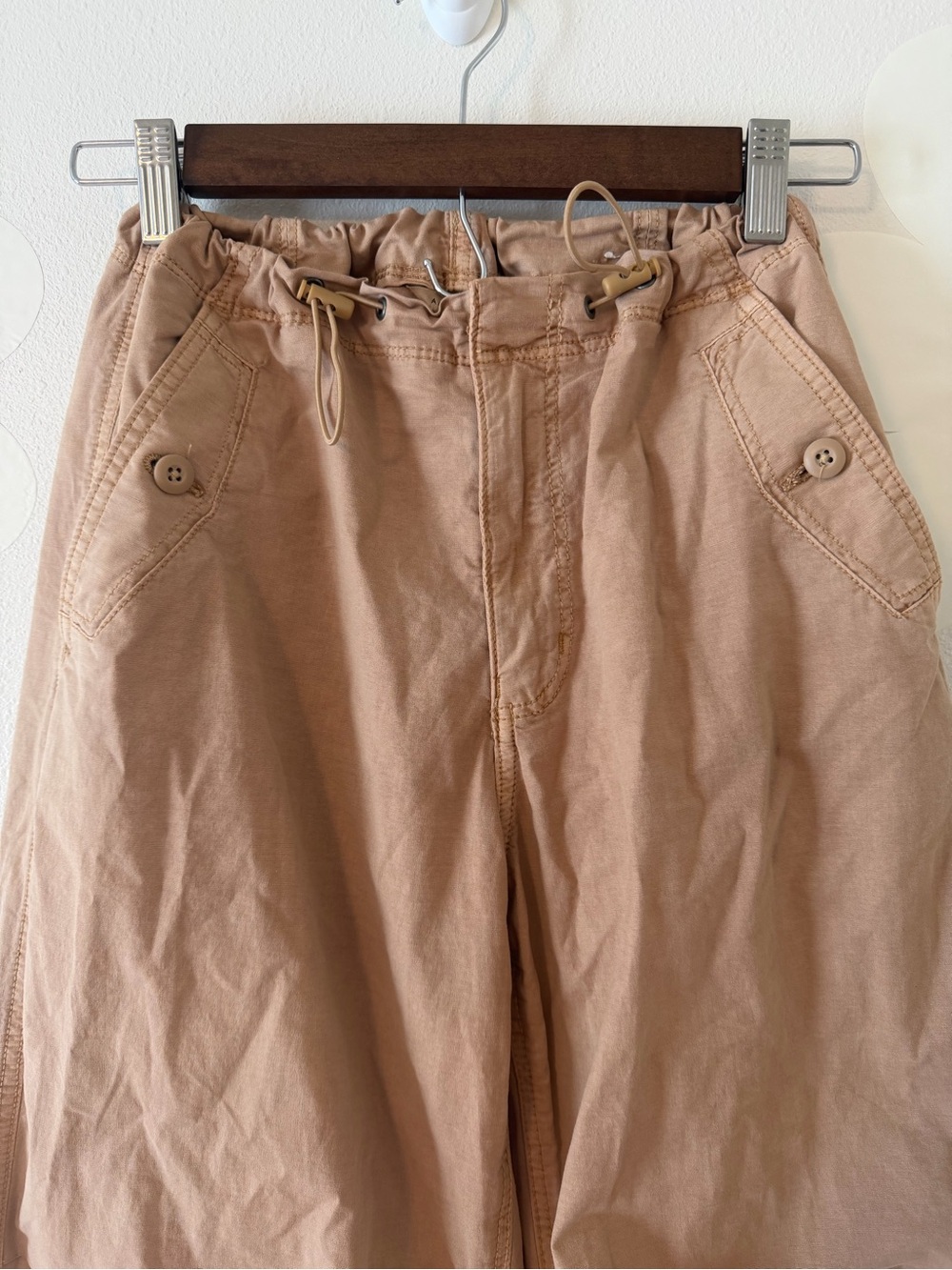 American Eagle Snappy Stretch Low-Rise Baggy Parachute Pants in Beige Tan Brown - Picture 5 of 15